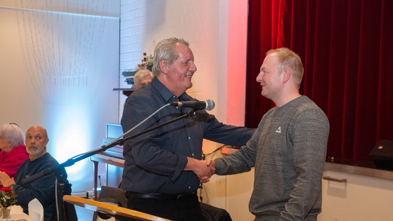 Ralf Sasse (links) gratuliert dem neuen Ortsvorsitzenden Jan Brandt (rechts)