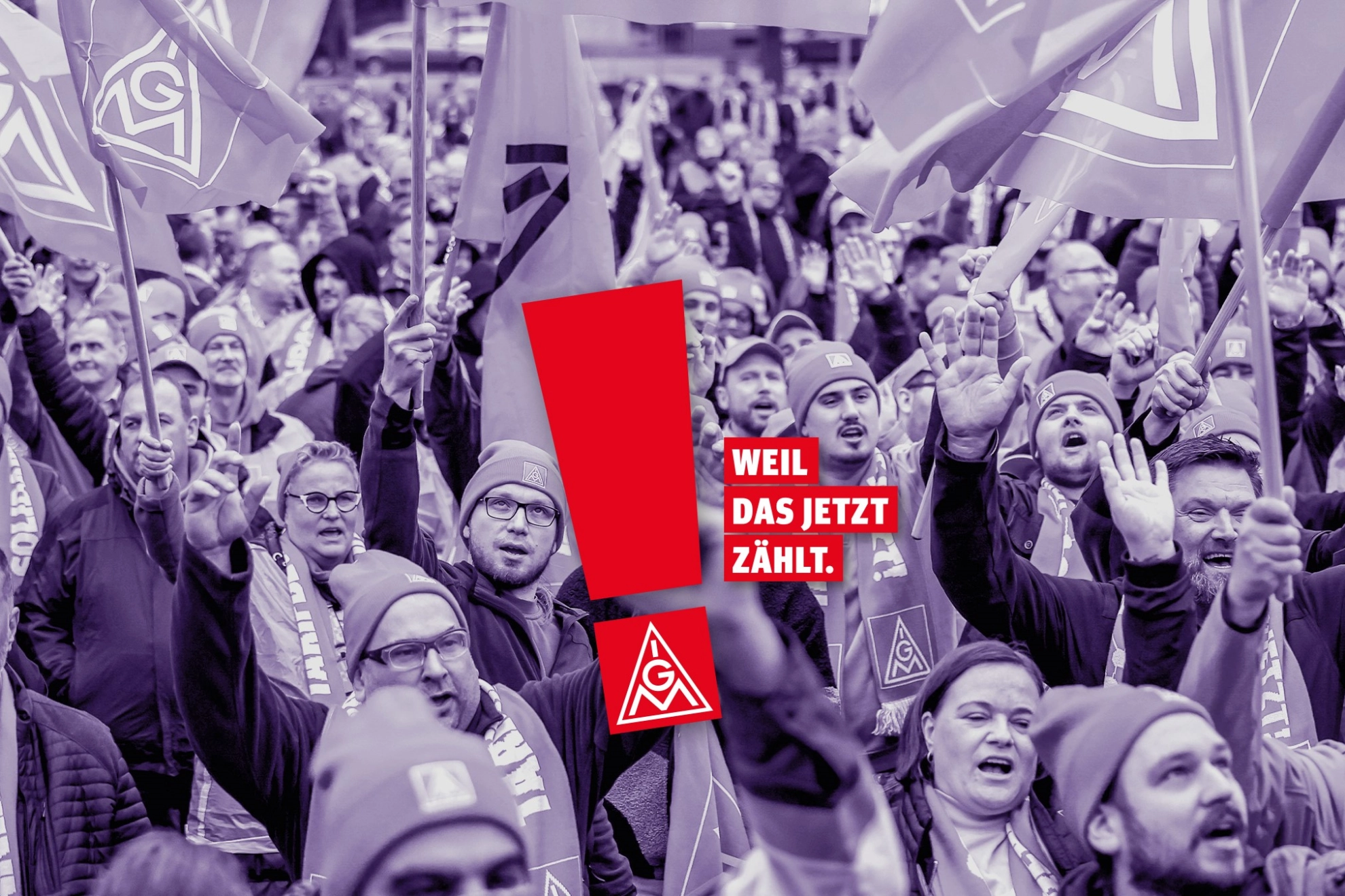 Metallerinnen und Metaller bei einer Kundgebung.