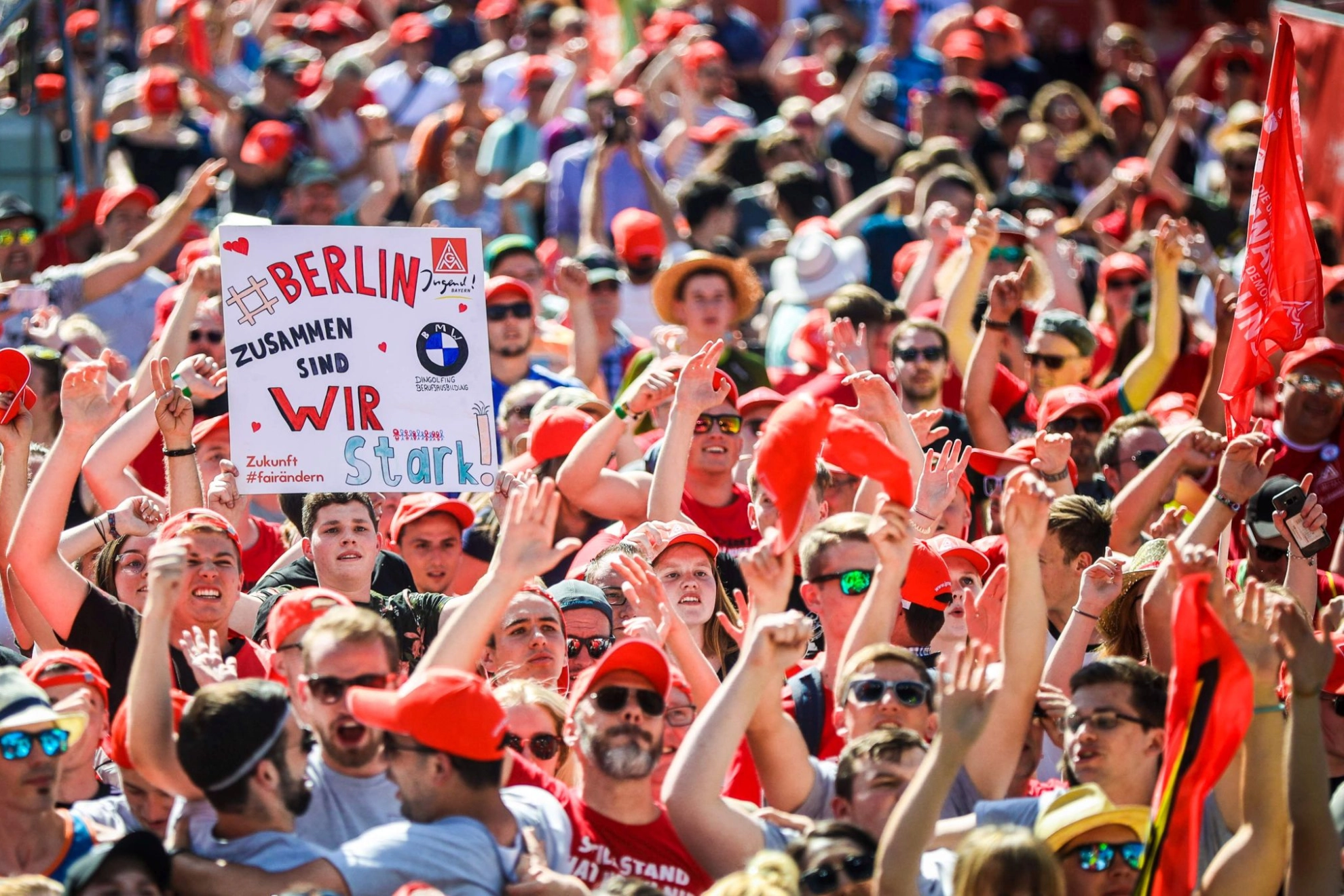 junge Metallerinnen und Metaller demonstrieren zusammen auf der FairWandel-Kundgebung