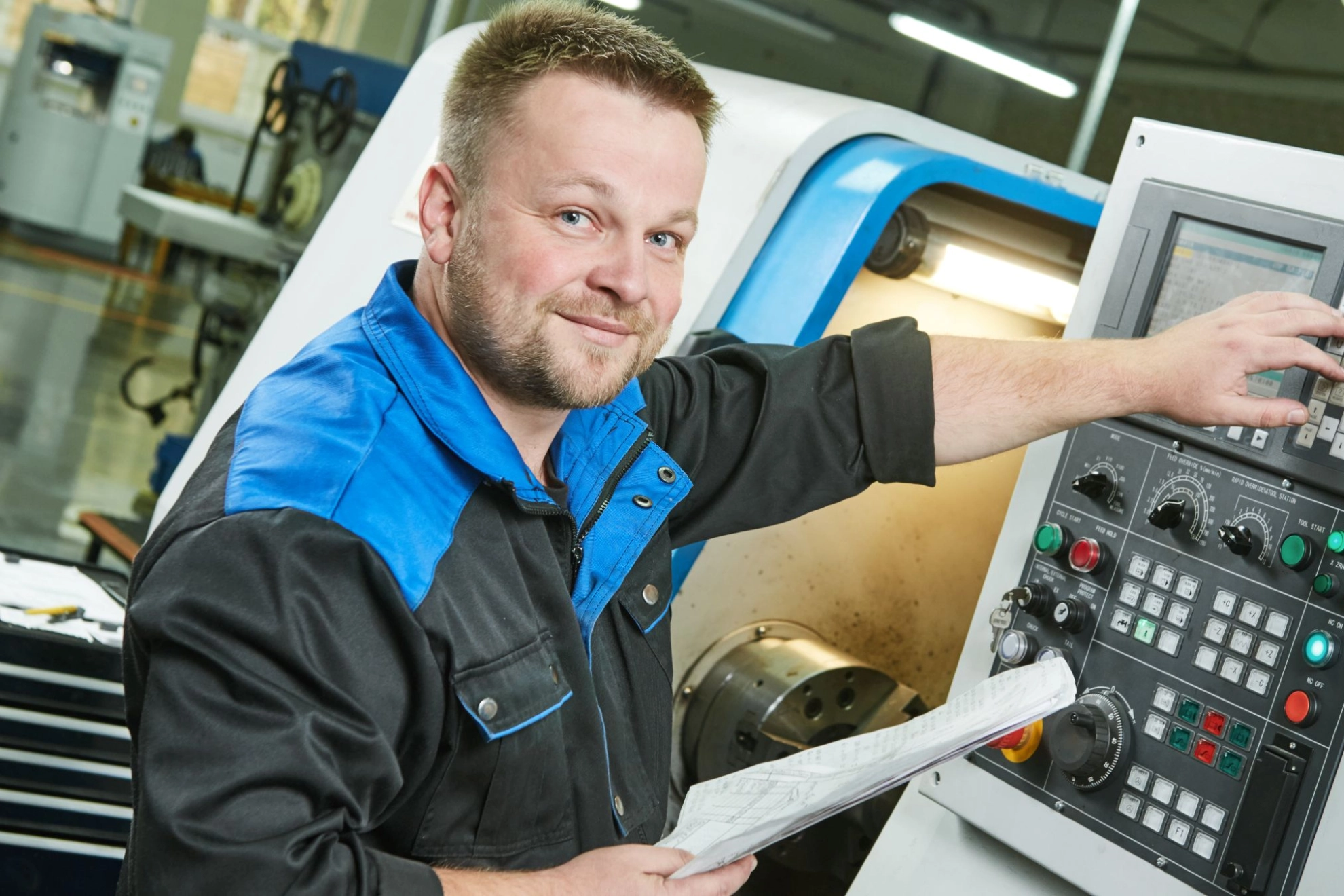 Arbeitnehmer beim Bedienen einer Maschine