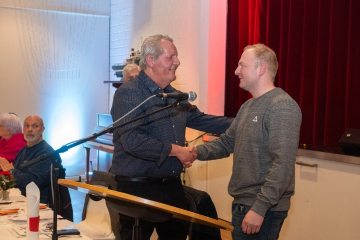 Ralf Sasse (links) gratuliert dem neuen Ortsvorsitzenden Jan Brandt (rechts)
