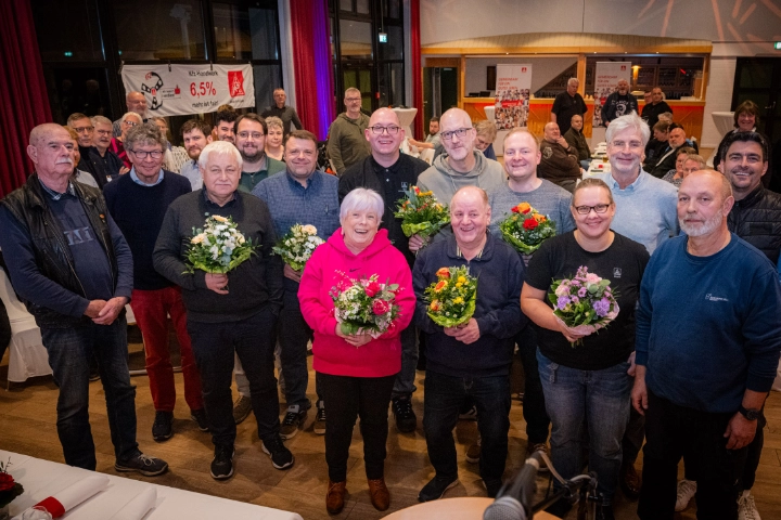 Nach der Wahl stellten sich die neuen und die wiedergewählten Mitglieder des Ortsvorstandes zu einem fröhlichen Gruppenbild zusammen. Auch die ständigen Gäste der Senioren, Wolfgang Thiele (1.v.l.) und Jürgen Jessen (2.v.l.) sowie Mark Klinkert von Bilfinger (v.r.) stellten sich dazu. Herzlichen Glückwunsch an den neuen Vorstand (v.l.n.r.): Norbert Bähnck (Robbe und Berking), Marvin Wöbke (Tecalemit), Ingelore Nehring (Paustian), Jan Brandt (2. Bevollmächtigter) Torben Clausen (Krones), Michael Gastmann (M. Jürgensen) Stefanie Jansen (Bilfinger), Michael Schmidt (Erster Bevollmächtigter), Ralf Siebler (Rheinmetall) 
