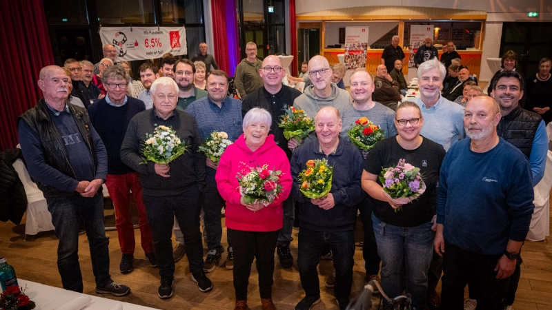 Nach der Wahl stellten sich die neuen und die wiedergewählten Mitglieder des Ortsvorstandes zu einem fröhlichen Gruppenbild zusammen. Auch die ständigen Gäste der Senioren, Wolfgang Thiele (1.v.l.) und Jürgen Jessen (2.v.l.) sowie Mark Klinkert von Bilfinger (v.r.) stellten sich dazu. Herzlichen Glückwunsch an den neuen Vorstand (v.l.n.r.): Norbert Bähnck (Robbe und Berking), Marvin Wöbke (Tecalemit), Ingelore Nehring (Paustian), Jan Brandt (2. Bevollmächtigter) Torben Clausen (Krones), Michael Gastmann (M. Jürgensen) Stefanie Jansen (Bilfinger), Michael Schmidt (Erster Bevollmächtigter), Ralf Siebler (Rheinmetall) 